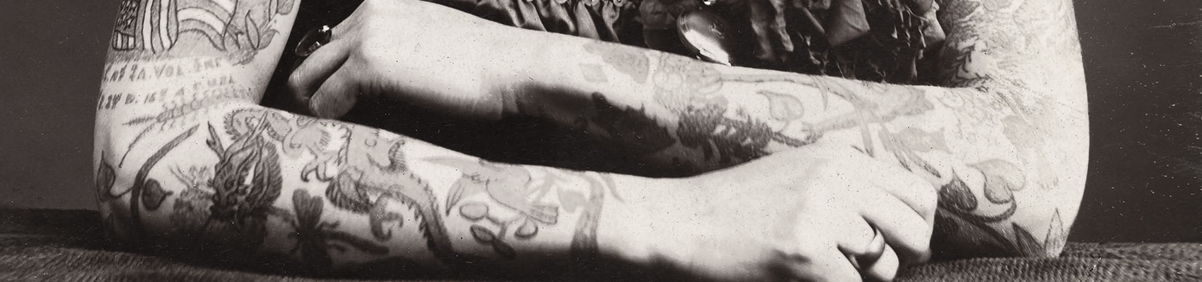 Tattoos auf den Armen einer Frau